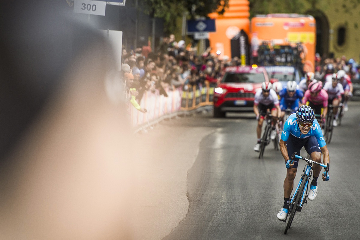 Carapaz wins Stage 4 at Giro d'Italia